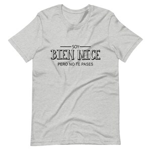 K&ouml;nnte beinhalten: Ein graues T-Shirt mit schwarzem Text, der "Soy Bien Nice Pero No Te Passes" lautet.
