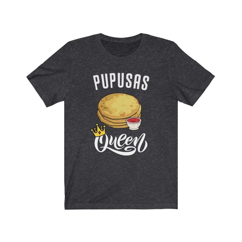 Puede incluir: Camiseta gris oscuro jaspeada con un gr&aacute;fico blanco de pupusas y el texto "Pupusas Queen" en letras blancas cursivas.
