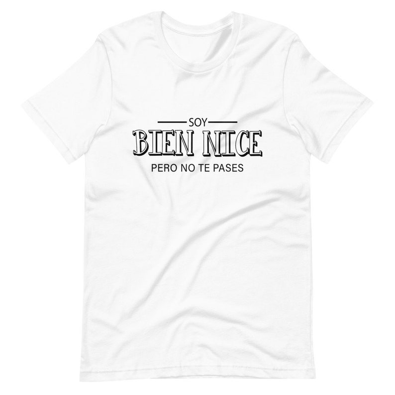 K&ouml;nnte beinhalten: Wei&szlig;es T-Shirt mit schwarzem Text, der "Soy Bien Nice Pero No Te Passes" lautet.