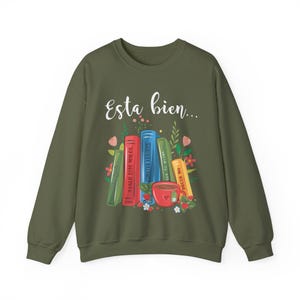 Esta bien sweatshirt, Salud mental sweatshirt, Amor Propio sweatshirt, Latina sweatshirt, Latina present, Regalos en español, spansk sweatshirt Military Green