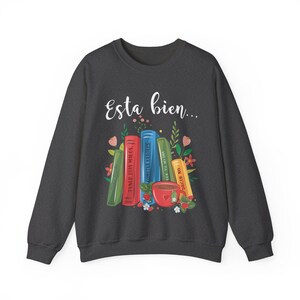 Esta bien sweatshirt, Salud mental sweatshirt, Amor Propio sweatshirt, Latina sweatshirt, Latina present, Regalos en español, spansk sweatshirt Dark Heather