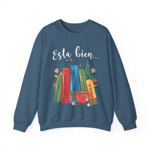 Esta bien sweatshirt, Salud mental sweatshirt, Amor Propio sweatshirt, Latina sweatshirt, Latina present, Regalos en español, spansk sweatshirt Indigo Blue