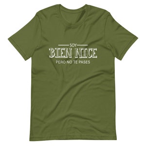 K&ouml;nnte beinhalten: Ein gr&uuml;nes T-Shirt mit wei&szlig;em Text, der "Soy Bien Nice Pero No Te Passes" lautet.