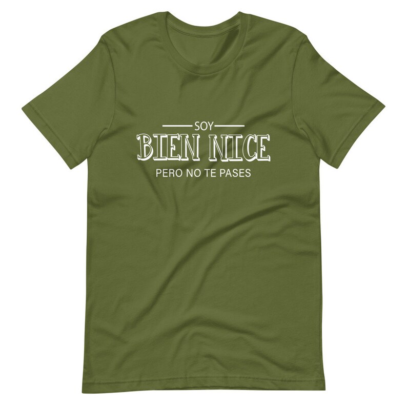 K&ouml;nnte beinhalten: Ein gr&uuml;nes T-Shirt mit wei&szlig;em Text, der "Soy Bien Nice Pero No Te Passes" lautet.