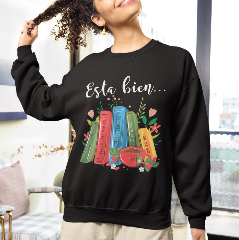 Esta bien sweatshirt, Salud mental sweatshirt, Amor Propio sweatshirt, Latina sweatshirt, Latina present, Regalos en español, spansk sweatshirt Black