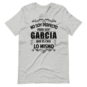 May include: Gray t-shirt with black text that reads "No soy perfecto pero soy Garcia que es casi lo mismo".