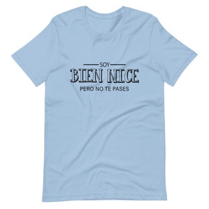 K&ouml;nnte beinhalten: Hellblaues T-Shirt mit schwarzem Text, der "Soy Bien Nice Pero No Te Passes" lautet, was &uuml;bersetzt "Ich bin wirklich nett, aber &uuml;bertreib es nicht" bedeutet.
