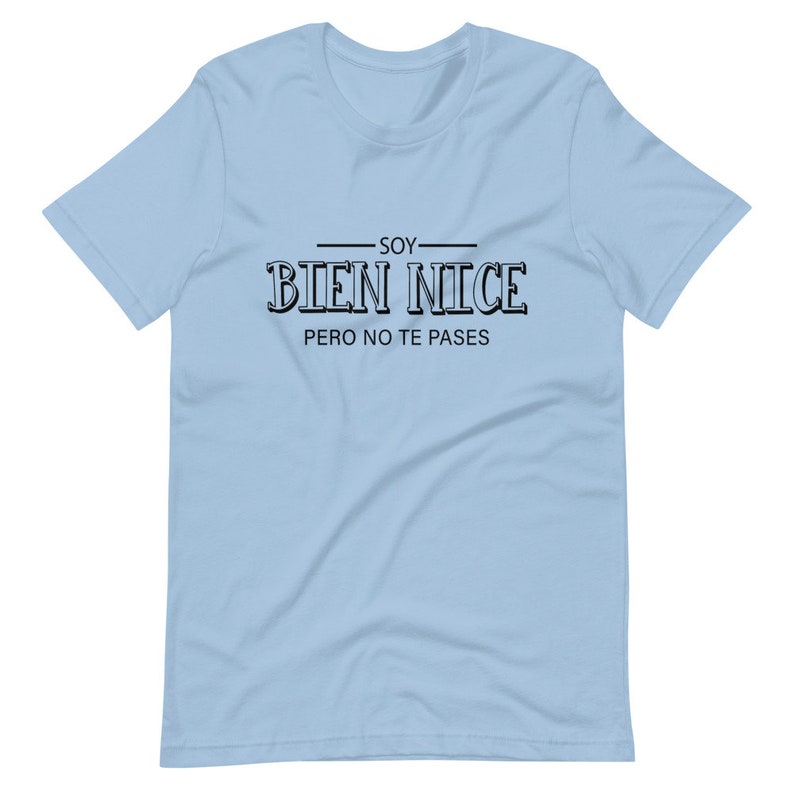 K&ouml;nnte beinhalten: Hellblaues T-Shirt mit schwarzem Text, der "Soy Bien Nice Pero No Te Passes" lautet, was &uuml;bersetzt "Ich bin wirklich nett, aber &uuml;bertreib es nicht" bedeutet.
