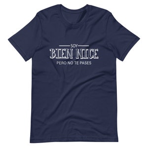 K&ouml;nnte beinhalten: Marineblaues T-Shirt mit wei&szlig;em Text, der "Soy Bien Nice Pero No Te Passes" lautet.