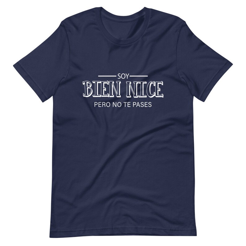 K&ouml;nnte beinhalten: Marineblaues T-Shirt mit wei&szlig;em Text, der "Soy Bien Nice Pero No Te Passes" lautet.