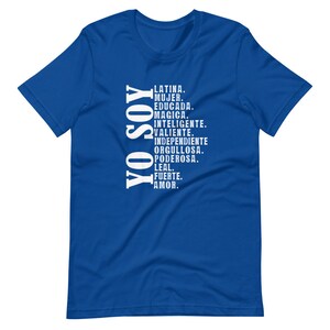 Puede incluir: Una camiseta azul real con texto blanco que dice "YO SOY" y una lista de atributos positivos en espa&ntilde;ol. El texto incluye "Latina, Mujer, Educada, Magica, Inteligente, Valiente, Independiente, Orgullosa, Poderosa, Leal, Fuerte, Amor."