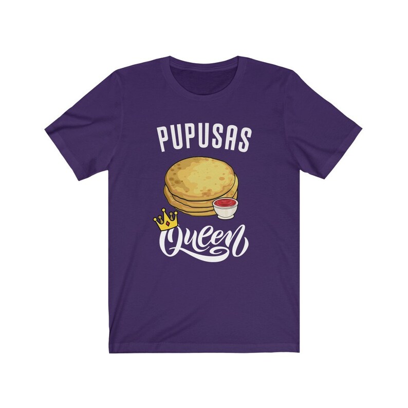 Puede incluir: Camiseta de manga corta de color morado con texto blanco que dice "Pupusas Queen" y una imagen de dibujos animados de pupusas con un acompa&ntilde;amiento de salsa.