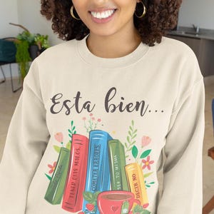 Esta bien sweatshirt, Salud mental sweatshirt, Amor Propio sweatshirt, Latina sweatshirt, Latina present, Regalos en español, spansk sweatshirt Sand