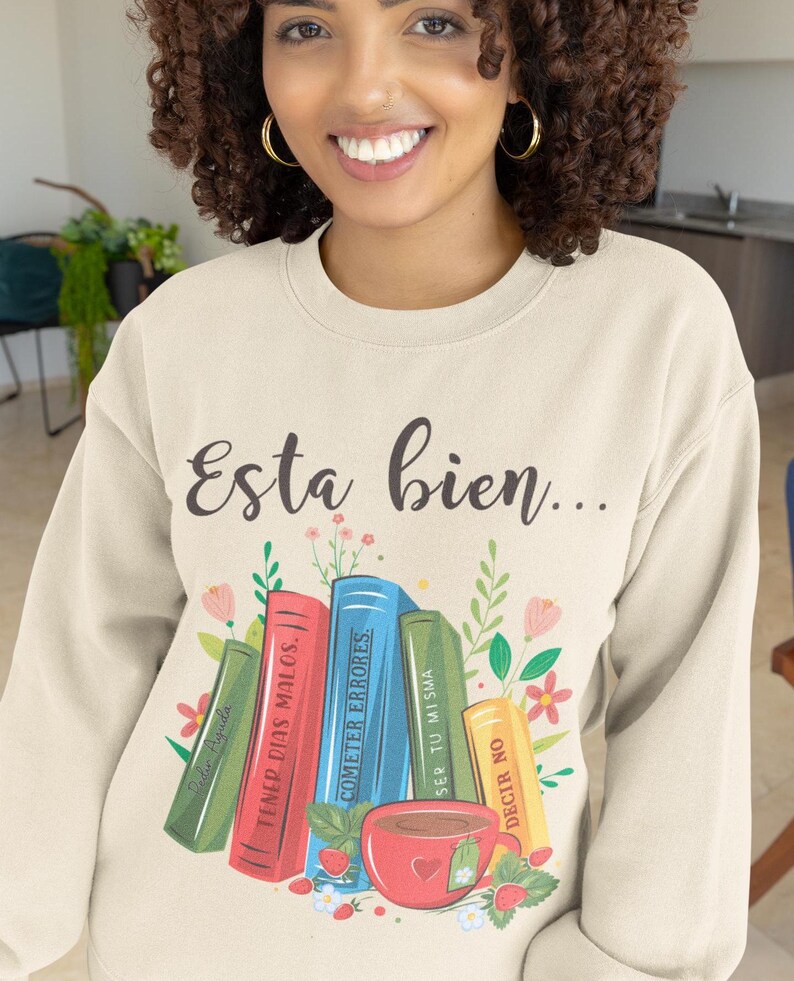 Esta bien sweatshirt, Salud mental sweatshirt, Amor Propio sweatshirt, Latina sweatshirt, Latina present, Regalos en español, spansk sweatshirt Sand