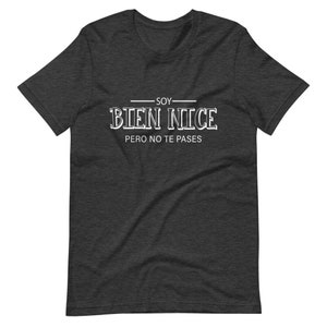K&ouml;nnte beinhalten: Ein dunkelgraues T-Shirt mit wei&szlig;em Text, der "Soy Bien Nice Pero No Te Passes" lautet.