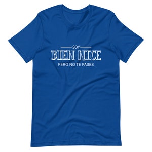 K&ouml;nnte beinhalten: Ein k&ouml;nigsblaues T-Shirt mit wei&szlig;em Text, der "Soy Bien Nice Pero No Te Passes" lautet.