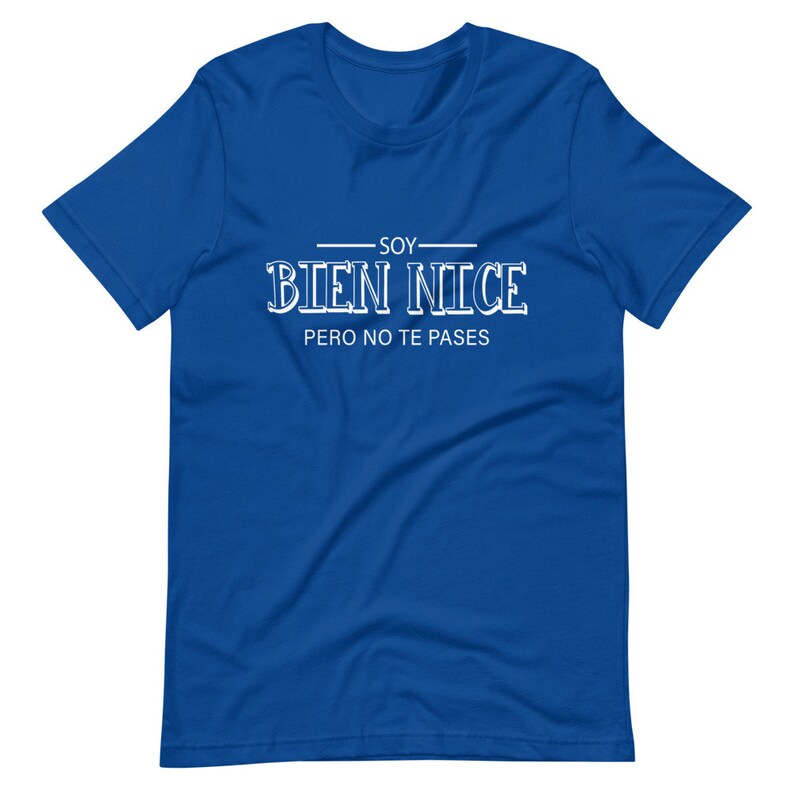 K&ouml;nnte beinhalten: Ein k&ouml;nigsblaues T-Shirt mit wei&szlig;em Text, der "Soy Bien Nice Pero No Te Passes" lautet.