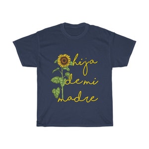 Puede incluir: Camiseta azul marino con un gr&aacute;fico de girasol y el texto "hija de mi madre" en amarillo.