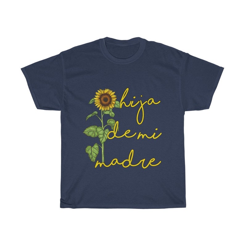 Puede incluir: Camiseta azul marino con un gr&aacute;fico de girasol y el texto "hija de mi madre" en amarillo.