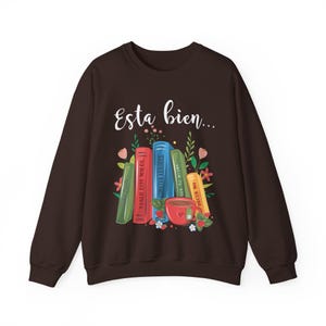 Esta bien sweatshirt, Salud mental sweatshirt, Amor Propio sweatshirt, Latina sweatshirt, Latina present, Regalos en español, spansk sweatshirt Dark Chocolate