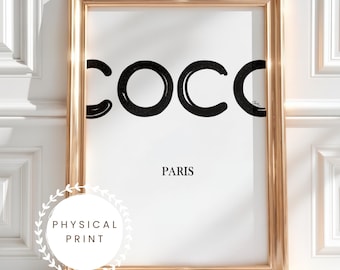 Coco Paris-mode | Zwart-witkalligrafie | Handgetekende muurkunst gedrukt op mat satijnpapier