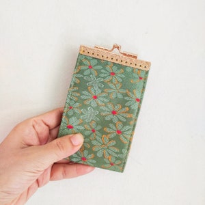 Portafoglio minimalista per carte, porta carte - graziosi piccoli fiori verde oliva