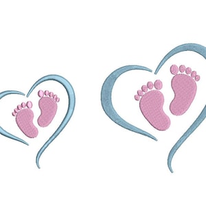 Könnte beinhalten: Zwei gestickte Designs mit Babyfüßen in Herzform. Die Herzen sind hellblau umrandet, die Fußabdrücke rosa. Geeignet für Baby-Bastelarbeiten und -Projekte.