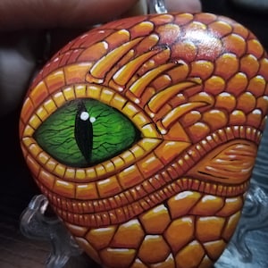 Peut inclure: Une tasse en céramique blanche avec une anse noire et le texte "But First, Coffee" écrit à la main. La tasse est posée sur une surface blanche. Idéale pour les boissons chaudes.