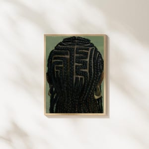 Könnte beinhalten: Ein gerahmter Kunstdruck mit einer detaillierten Darstellung von aufwendig geflochtenem schwarzem Haar. Die Zöpfe sind in einem geometrischen Muster vor einem gedämpften grünen Hintergrund angeordnet. Das Kunstwerk wird in einem Holzrahmen präsentiert, der dem Stück Wärme verleiht.