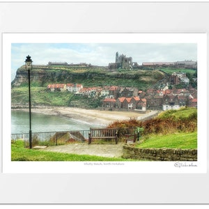 Impressão artística, imagem de Whitby Beach, North Yorkshire. Paisagem marítima de edição limitada. Pintura de parede de presente para galeria de arte doméstica ou escritório.