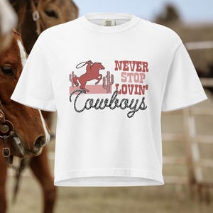 Camiseta cuadrada de peso pesado de longitud media con colores cómodos del oeste para mujer de Never Stop Loving Cowboys
