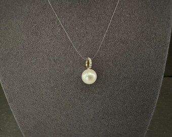 18ct gold pendant with cultured freshwater pearl and cubic zirconia on bale