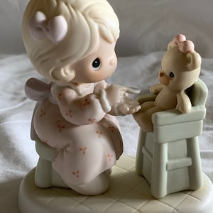 Sharing - Precious Moments - 1994 Member&#39;s Only Figurine