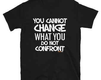 Camiseta unisex de manga corta ConversTees "No puedes cambiar lo que no afrontas"