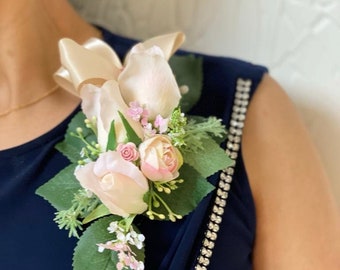 Corsage à épingles fait main 3 roses blanches teintées de rose avec de petits boutons de rose, un soufflet de bébé, un ruban de satin UNIQUE ET RAFRAÎCHISSANT cadeau pour femme/mariage.