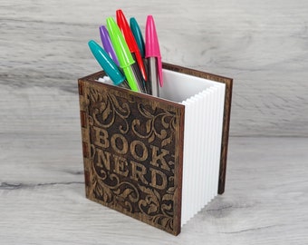 Portalápices de madera grabada con diseño de Nerd Book: Abedul teñido de nogal oscuro