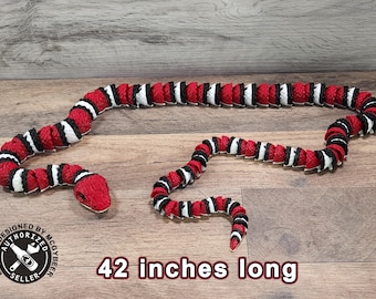 Serpiente articulada impresa en 3D, de 42 pulgadas de largo.