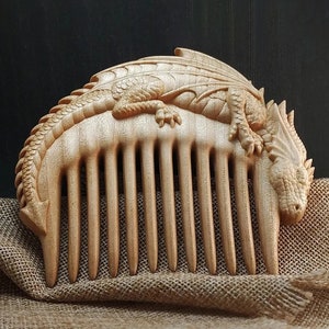 Pente de madeira de dragão, pente de design de dragão, pente de barba de madeira, pente de cabelo de madeira, presente para ele, presente para padrinhos, presente para ela, escultura