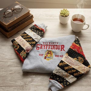 Besticktes Zauberer Schule Sweatshirt - Handgefertigte Patchwork Magie Rundhalsausschnitt - Ein individuelles Geschenk für Fans