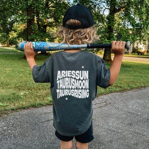 Camiseta infantil de astrologia com sol e lua nascente, presente personalizado para crianças, camiseta com signo do zodíaco, leitura de astrologia, mapa astral, presente para crianças, camiseta cósmica para meninos