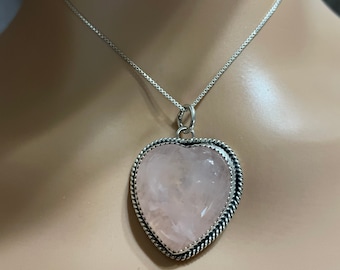 Collar con colgante de corazón/Colgante de corazón de cuarzo rosa/Collar de corazón de cuarzo rosa/Colgante de corazón/Corazón de cuarzo rosa/Regalo de San Valentín/Regalo para ella