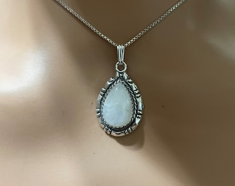 Puede incluir: Un collar de cadena de plata con un colgante de piedra blanca en forma de lágrima engastado en un marco de plata.