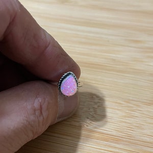 Anillo pequeño de ópalo rosa/Anillo en forma de lágrima/Anillo de ópalo apilable/Plata de ley/Anillo de ópalo rosa/Delicado anillo de ópalo rosa en forma de lágrima/Anillo de plata