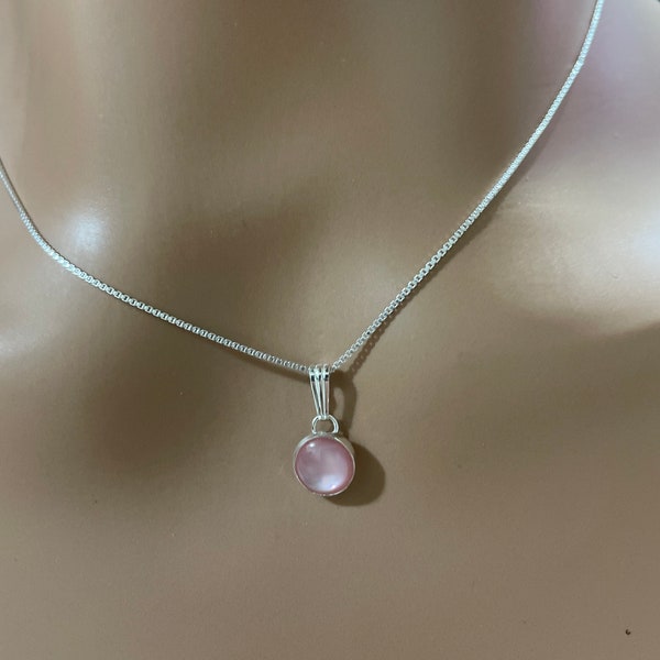 Pink Mother Pearls Pendant/Dainty Pink Shell Necklace/Small Pink Pendant/Tiny Pink Necklace/Everyday Jewelry