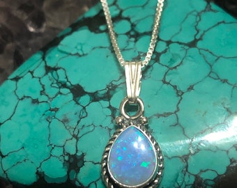 Colgante de ópalo azul en forma de lágrima / Colgante delicado de ópalo de fuego / Plata de ley / Colgante pequeño