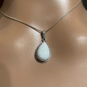 Colgante de lágrima simple/colgante de piedra blanca/colgante de alivio del estrés/collar colgante de lágrima blanca/collar de cadena de caja