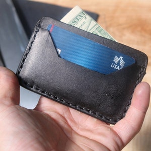 Cartera de cuero delgado. Hecho a mano, bolsillo delantero cosido a mano / bolsillo trasero llevar. 2 ranuras para tarjetas. 1 espacio de efectivo. Tiene capacidad para 8 tarjetas + efectivo