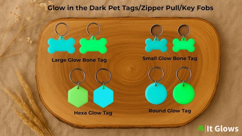 Pu&ograve; includere: Un espositore in legno presenta vari tag per animali domestici e portachiavi che si illuminano al buio. I tag sono a forma di osso, esagono e rotondi, in blu e verde. Il testo recita "Glow in the Dark Pet Tags/Zipper Pull/Key Fobs" e "It Glows".