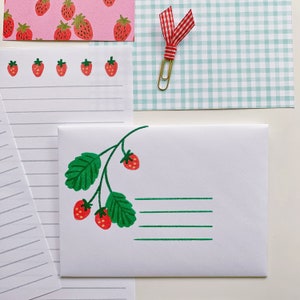 Conjunto de escritura de cartas de fresa imprimible - papel penpal y kit de sobres digital happy mail snail mail papelería set imprimible cottagecore