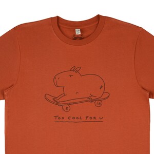 クールすぎる、カピバラのスケートボード、ラスティオレンジのスクリーンプリントTシャツ、おもしろかわいいアパレル、アーバンスケートファッション